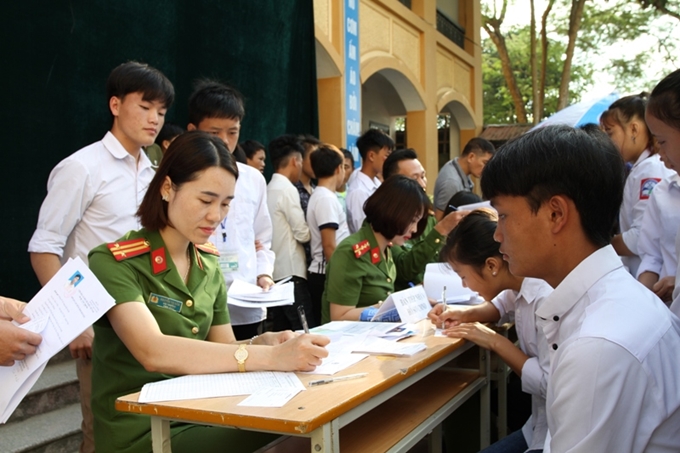 Lực lượng Cảnh sát quản lý hành chính về trật tự xã hội Công an tỉnh Yên Bái xuống cơ sở làm thủ tục cấp phát chứng minh nhân dân miễn phí cho người dân